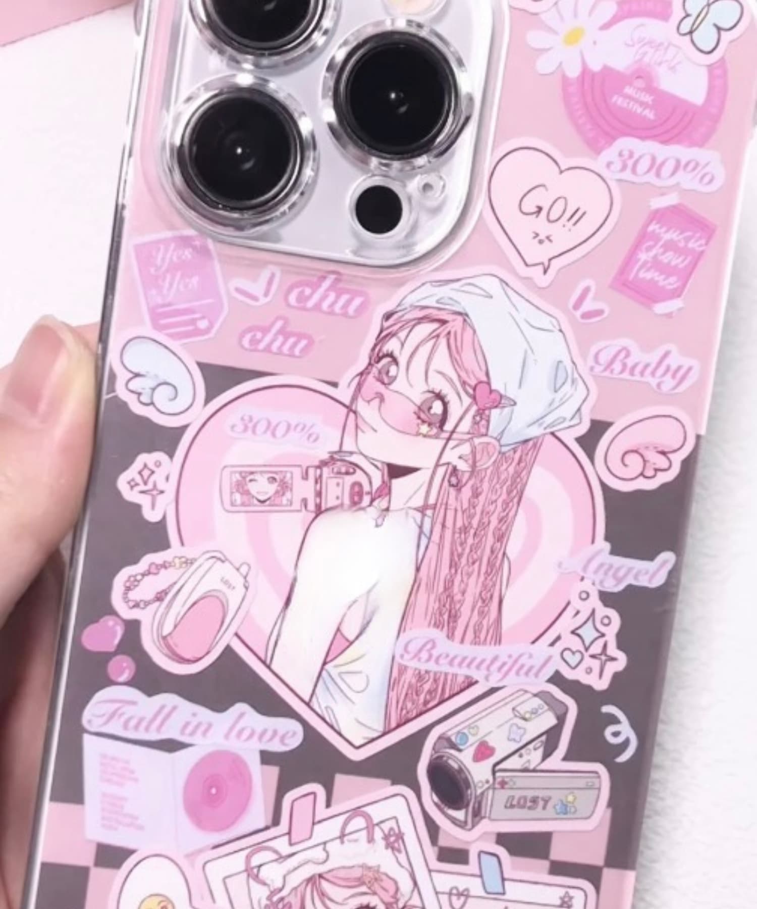 キャラクターステッカーでスマホをデコレーションしたiPhone（Z世代向け・ピンク系デザイン）